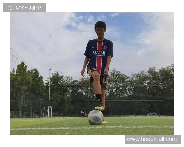 足球明星精彩颠球瞬间集锦展现技艺与魅力的完美结合